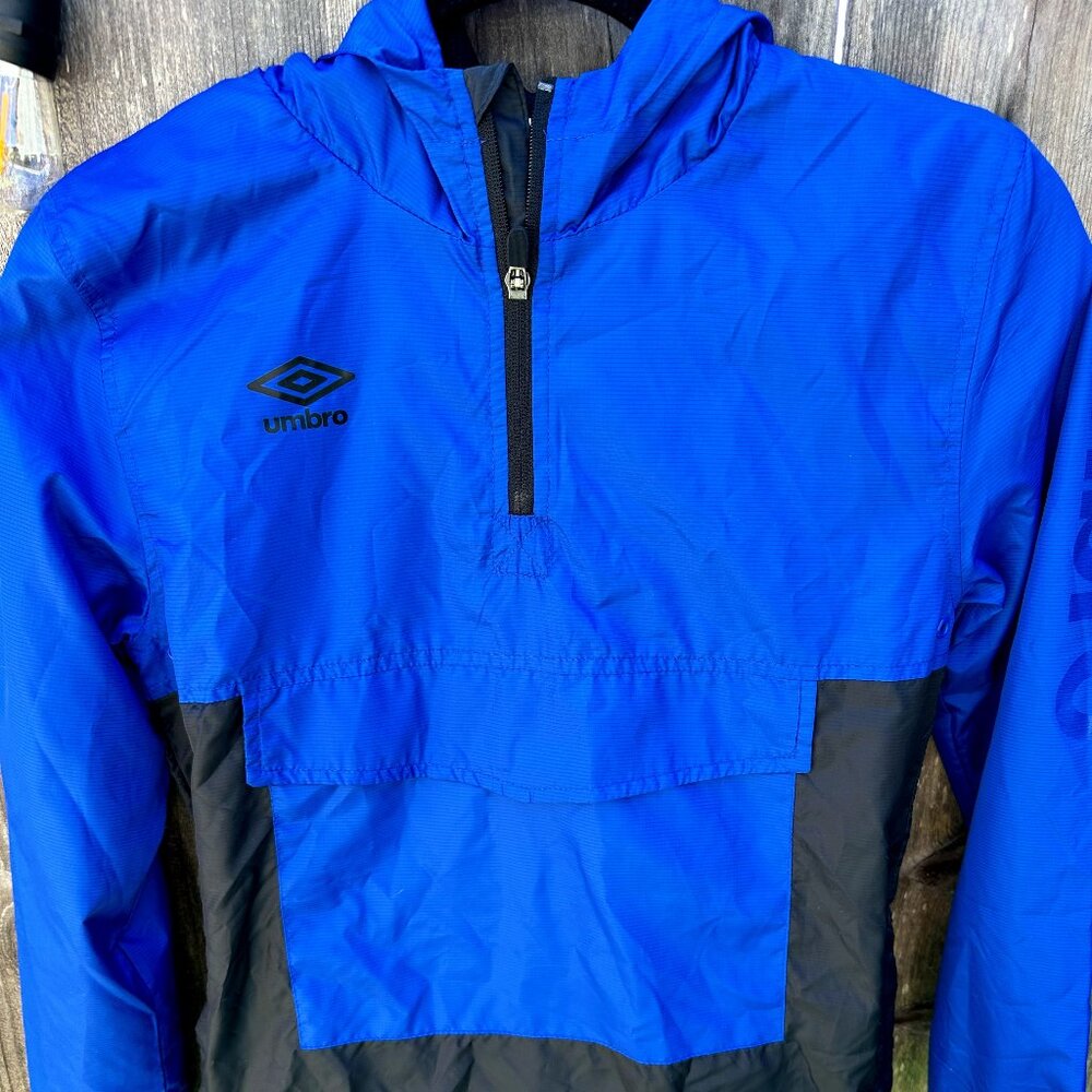 BRAND NEW WITH TAG UMBRO Boys Wind Water Resistant Jacket BLUE/Black